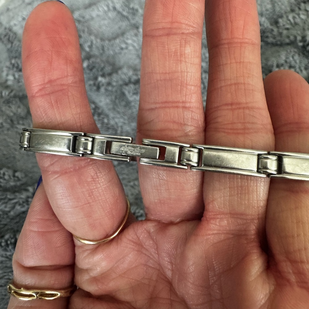 Women’s magnetic therapy bracelet